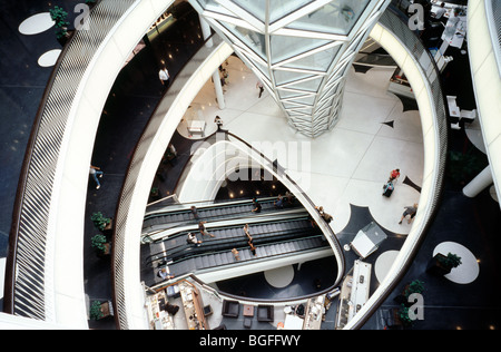 Innenansicht des Einkaufszentrums MyZeil im Rahmen des Palais Quartier in der deutschen Stadt Frankfurt. Stockfoto