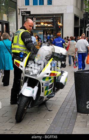 Sanitäter mit Motorrad Krankenwagen Oxford Street London England UK Stockfoto