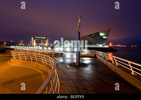 Die Tiefe, Aquarium am Rumpf, und "Voyage" Statue von Steinnun Thorarinsdottir, Humberside, East Yorkshire, UK Stockfoto