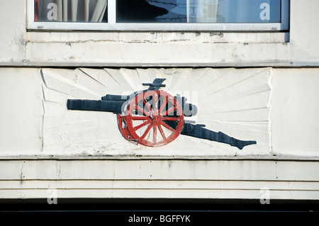 "Gunners" Kanone Arsenal Emblem über dem Eingang in die alte Westtribüne jetzt Highbury Square Highbury Hill London England UK Stockfoto