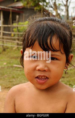 Laos; Dorf in der Nähe von Vang Vieng; Porträt eines jungen Mädchens Stockfoto