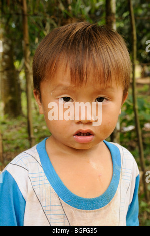 Laos; Dorf in der Nähe von Vang Vieng; Portrait eines lokalen jungen Stockfoto