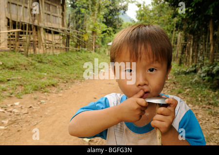 Laos; Dorf in der Nähe von Vang Vieng; Portrait eines lokalen jungen Stockfoto