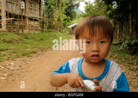 Laos; Dorf in der Nähe von Vang Vieng; Portrait eines lokalen jungen Stockfoto