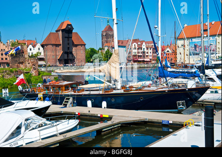 Yachten im Hafen von Danzig auf schwimmende Bühnen am Fluss Moltlawa mit Kran Tor im Hintergrund fixiert | Yachthafen-Danzig Stockfoto