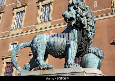 Löwe aus Bronze in der Nähe von Royal Palace, Stockholm, Schweden Stockfoto