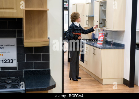 Eine Frau schaut Küchenzeilen in einem DIY-superstore Stockfoto