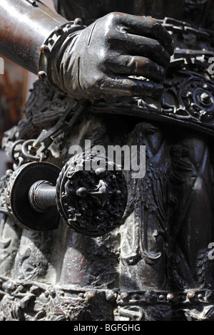 Bronze-Statue (16. Jahrhundert), Hofkirche, Innsbruck, Tirol, Österreich Stockfoto