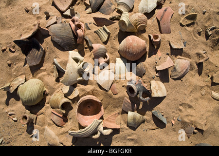 Haufenweise alte Tonscherben auf dem Wüstenboden in Daydamus römischen Kastells in der östlichen Wüste von Ägypten, Nordafrika Stockfoto