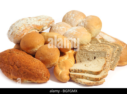 Eine Auswahl an verschiedenen Broten und Brot rollt über einen weißen Hintergrund. Stockfoto