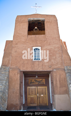 Die San Miguel Mission in Santa Fe ist die älteste Mission der Kirche in den Vereinigten Staaten. Stockfoto