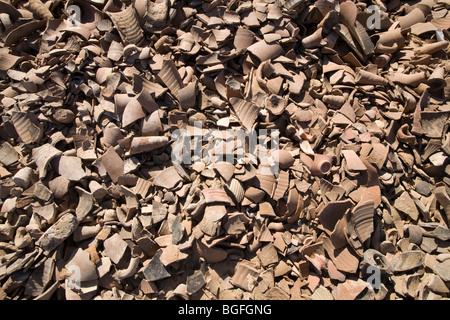 Haufenweise alte Tonscherben auf dem Wüstenboden in Daydamus römischen Kastells in der östlichen Wüste von Ägypten, Nordafrika Stockfoto