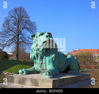 Löwe aus Bronze im Park in der Nähe von Schloss Rosenborg, Kopenhagen, Dänemark Stockfoto