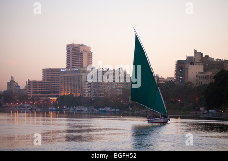 Am frühen Morgen Feluke Bootsfahrt auf dem Nil in Kairo, Ägypten, Afrika. Stockfoto