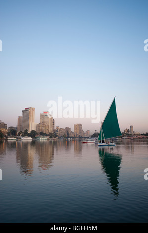 Am frühen Morgen Feluke Bootsfahrt auf dem Nil in Kairo, Ägypten, Afrika. Stockfoto