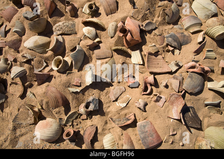 Haufenweise alte Tonscherben auf dem Wüstenboden in Daydamus römischen Kastells in der östlichen Wüste von Ägypten, Nordafrika Stockfoto