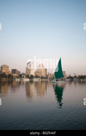 Am frühen Morgen Feluke Bootsfahrt auf dem Nil in Kairo, Ägypten, Afrika. Stockfoto