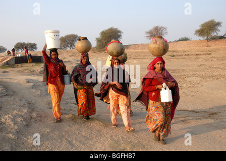 Rajasthani Frauen immer Wasser aus nun direkt vor ihr Dorf in der Wüste. Stockfoto