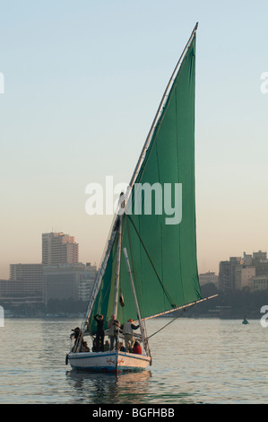 Am frühen Morgen Feluke Bootsfahrt auf dem Nil in Kairo, Ägypten, Afrika. Stockfoto