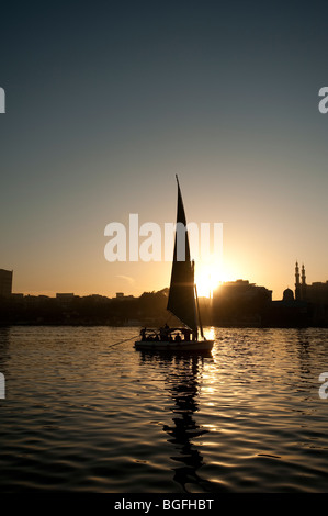 Am frühen Morgen Feluke Bootsfahrt auf dem Nil in Kairo, Ägypten, Afrika. Stockfoto