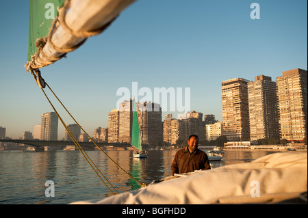 Am frühen Morgen Feluke Bootsfahrt auf dem Nil in Kairo, Ägypten, Afrika. Stockfoto