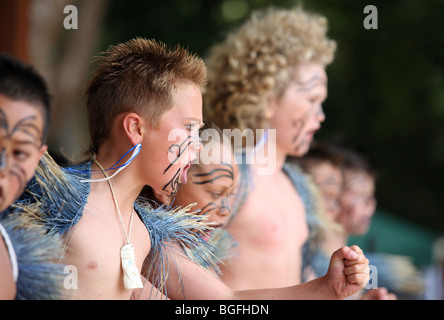 Mitglieder einer Kapa-Haka-Gruppe treten bei den Waitangi Day Feiern in Waitangi, Bay of Islands, Neuseeland auf. Stockfoto