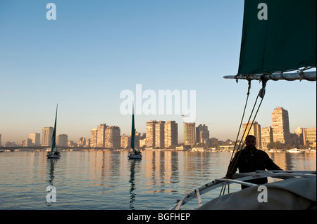 Am frühen Morgen Feluke Bootsfahrt auf dem Nil in Kairo, Ägypten, Afrika. Stockfoto