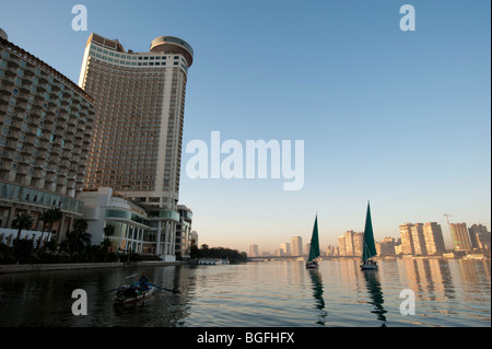 Am frühen Morgen Feluke Bootsfahrt auf dem Nil in Kairo, Ägypten, Afrika. Stockfoto