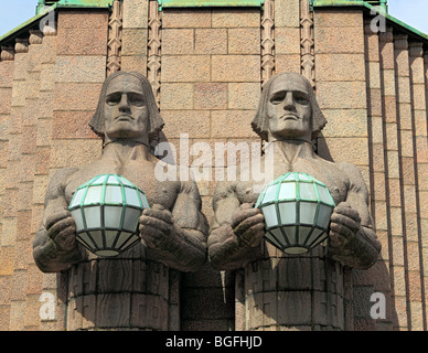 Granitstatuen am Helsinki Hauptbahnhof, Helsinki, Finnland Stockfoto