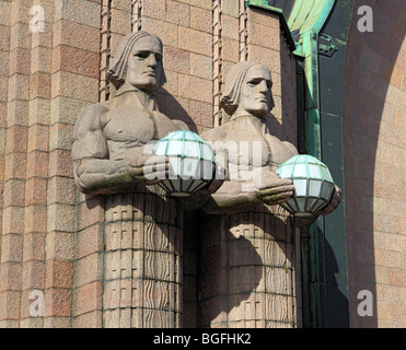 Granitstatuen am Helsinki Hauptbahnhof, Helsinki, Finnland Stockfoto