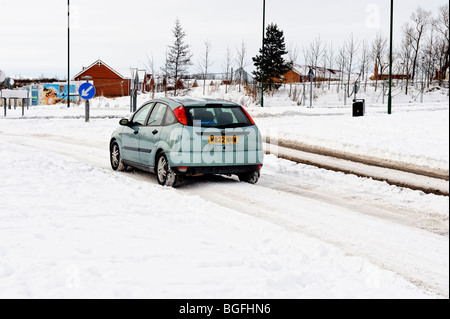 Winter fahrendes Auto im Schnee auf einer städtischen Straße fahren Stockfoto