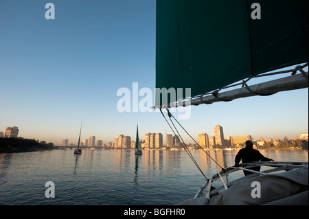 Am frühen Morgen Feluke Bootsfahrt auf dem Nil in Kairo, Ägypten, Afrika. Stockfoto