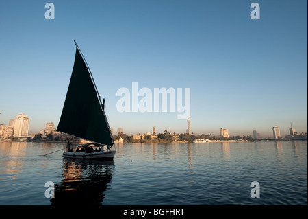 Am frühen Morgen Feluke Bootsfahrt auf dem Nil in Kairo, Ägypten, Afrika. Stockfoto