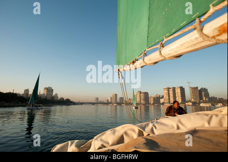 Am frühen Morgen Feluke Bootsfahrt auf dem Nil in Kairo, Ägypten, Afrika. Stockfoto