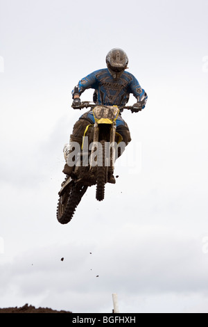 Springen über Sprung beim schottischen Erwachsenen Motocross Championship 2009-Rennen am Comerton Hof, Leuchars, Fife, Schottland Stockfoto