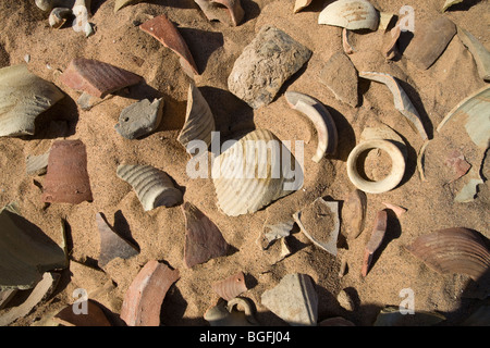 Haufenweise alte Tonscherben auf dem Wüstenboden in Daydamus römischen Kastells in der östlichen Wüste von Ägypten, Nordafrika Stockfoto