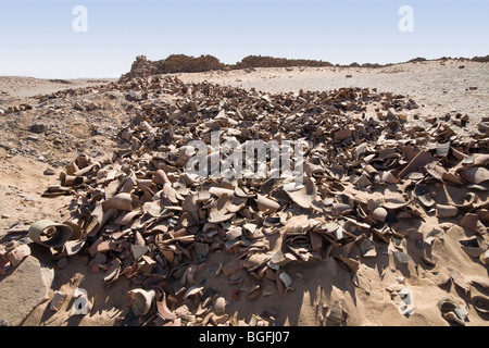 Haufenweise alte Tonscherben auf dem Wüstenboden in Daydamus römischen Kastells in der östlichen Wüste von Ägypten, Nordafrika Stockfoto