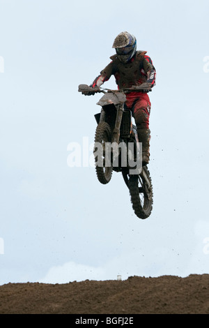 Springen über Sprung beim schottischen Erwachsenen Motocross Championship 2009-Rennen am Comerton Hof, Leuchars, Fife, Schottland Stockfoto