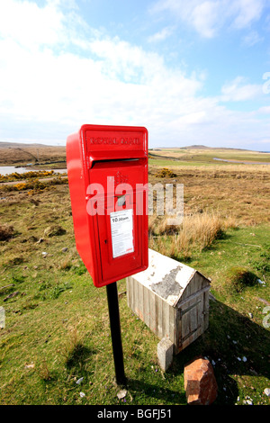 roten Briefkasten in entfernten Schottland Frau Beitrag schreiben Stockfoto