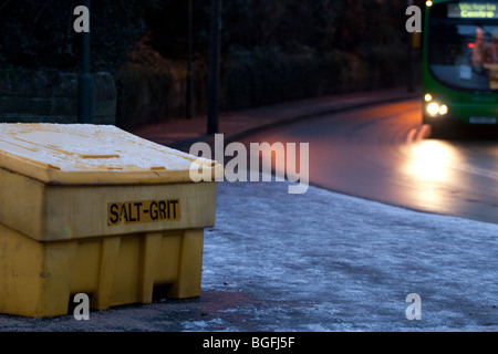 Ein Salz Splitt bin am Straßenrand an einer belebten Straße mit Gegenverkehr, Nottingham England UK Stockfoto