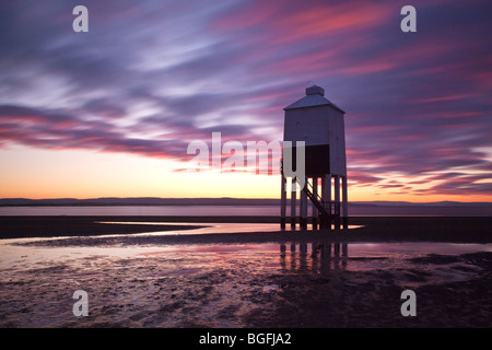 Alte hölzerne Leuchtturm am Burnham-on-Sea stehen 10m hoch auf Stelzen, mit der Flut zu bewältigen. Stockfoto