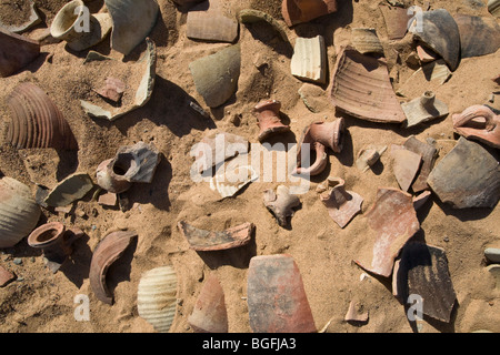 Haufenweise alte Tonscherben auf dem Wüstenboden in Daydamus römischen Kastells in der östlichen Wüste von Ägypten, Nordafrika Stockfoto