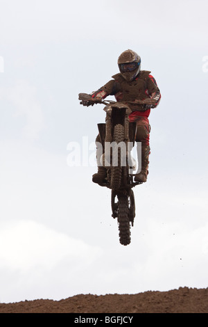 Springen über Sprung beim schottischen Erwachsenen Motocross Championship 2009-Rennen am Comerton Hof, Leuchars, Fife, Schottland Stockfoto