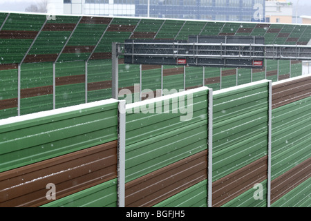 Schallmauer auf der Autobahn. Stockfoto