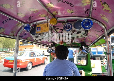 Im Inneren ein Tuk-Tuk mit Taxi in der Straße in der Nähe von Grand Palace; Bangkok; Thailand Stockfoto