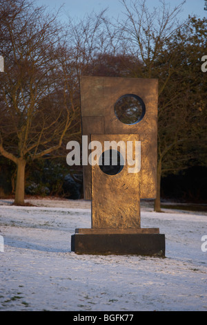 YORKSHIRE SCULPTURE PARK BARBARA HEPWORTH FAMILIE MANN WEST BRETTON WINTER SCHNEE Stockfoto