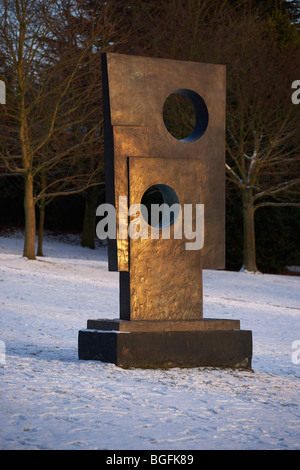 YORKSHIRE SCULPTURE PARK BARBARA HEPWORTH FAMILIE MANN WEST BRETTON WINTER SCHNEE Stockfoto