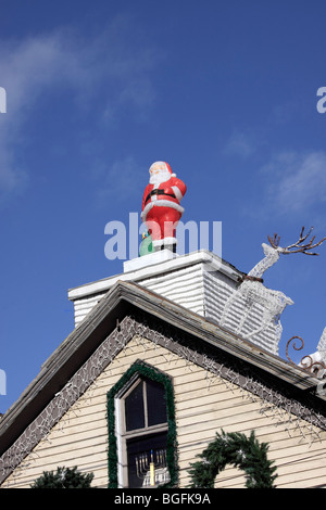 Weihnachtsmann auf Dach, Long Island, NY Stockfoto