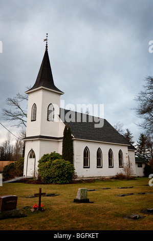 Dieser kleine weiße Kirche ist auf dem Mt. Baker Highway in Nugents Ecke, Washington ersichtlich. Kleinen Friedhof auf der Seite. Stockfoto