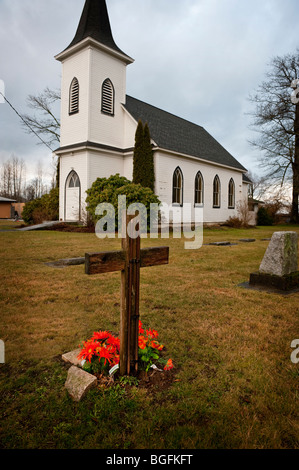 Dieser kleine weiße Kirche ist auf dem Mt. Baker Highway in Nugents Ecke, Washington ersichtlich. Kleinen Friedhof auf der Seite. Stockfoto